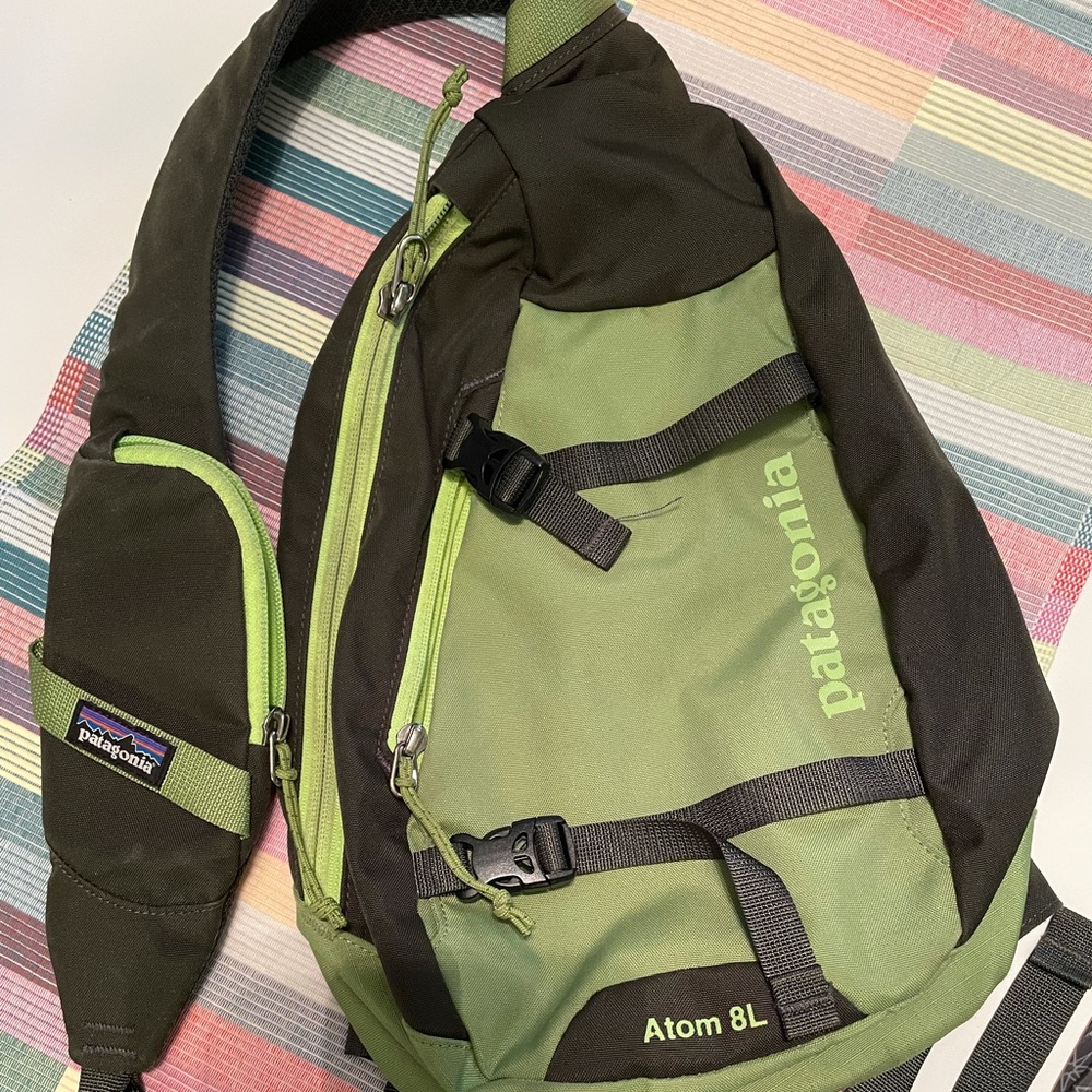 Patagonia Atom 8L sling bag